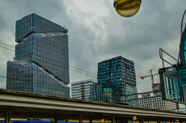 Amsterdam, Nederland, augustus 2019. Aan de rand, langs de met — Stockfoto