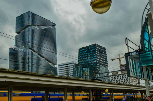 Amsterdam, Nederland, augustus 2019. Aan de rand, langs de met — Stockfoto