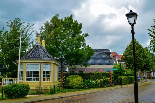Zaandijk, Holland, augusti 2019. Nordöstra Amsterdam är en liten ö — Stockfoto