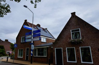 Edam, Hollanda, Ağustos 2019. Tarihi bir caddede 