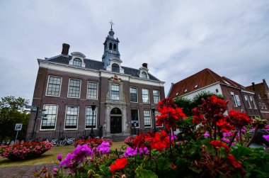 Edam, Hollanda, Ağustos 2019. Tarihi merkez süslenmiş.