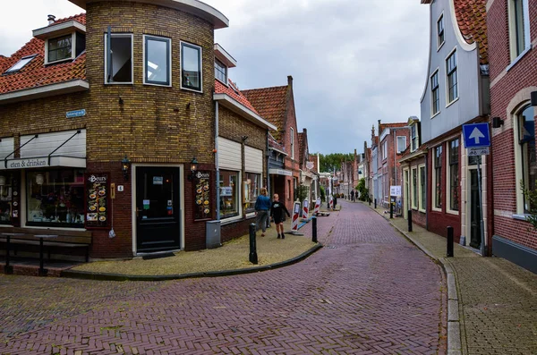 Edam, Países Bajos, agosto de 2019. Una calle en el centro histórico — Foto de Stock