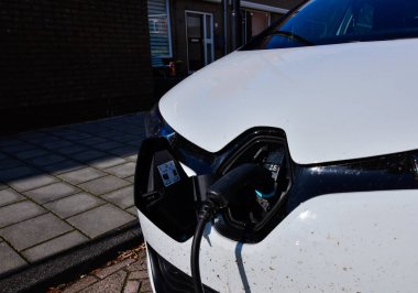Edam, Hollanda, Ağustos 2019. T 'ye bağlı bir Renault Zoe