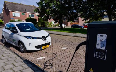Edam, Hollanda, Ağustos 2019. T 'ye bağlı bir Renault Zoe