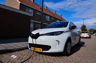 Edam, Hollanda, Ağustos 2019. T 'ye bağlı bir Renault Zoe