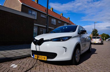 Edam, Hollanda, Ağustos 2019. T 'ye bağlı bir Renault Zoe