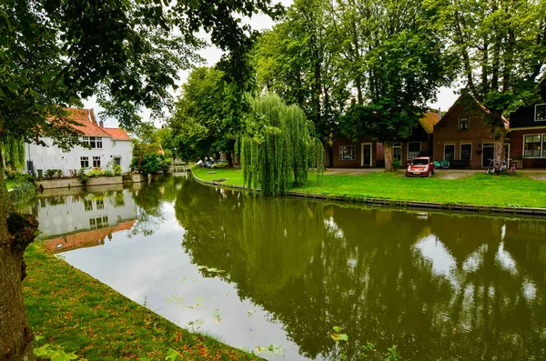 Edam, Netherlands, August 2019. One of the pretty canals of this — Stock Photo, Image
