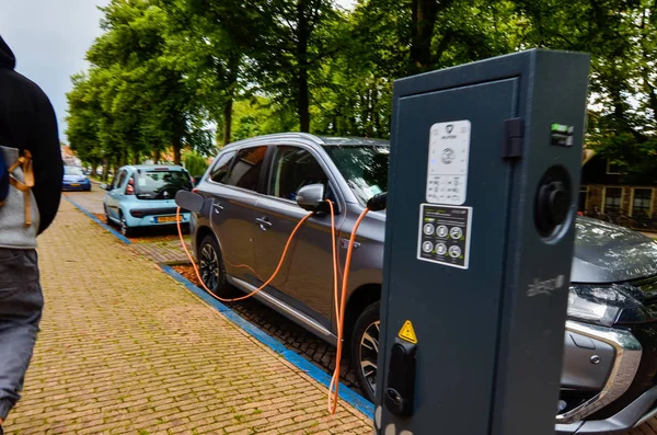 Edam, Holandia, sierpień 2019. Samochód elektryczny Mitsubishi p — Zdjęcie stockowe
