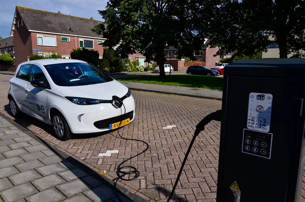 Edam, Holandia, sierpień 2019. Renault Zoe podłączony do t — Zdjęcie stockowe