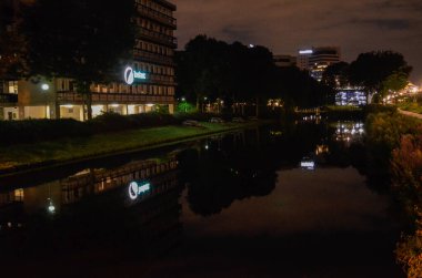 Amsterdam, Hollanda, Ağustos 2019. Modern su gece görüşü