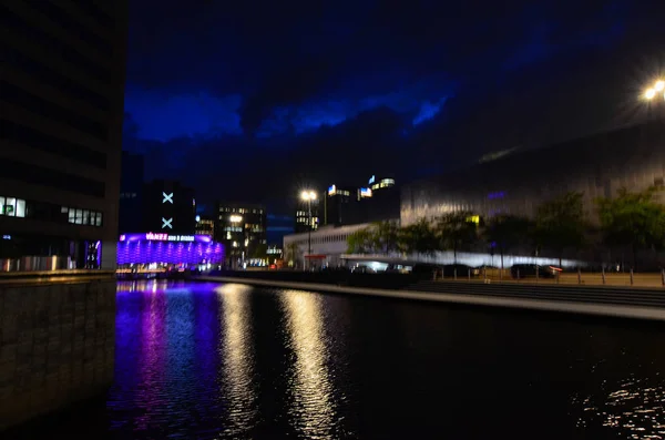 Amsterdam, Hollanda, Ağustos 2019. Modern su gece görüşü — Stok fotoğraf
