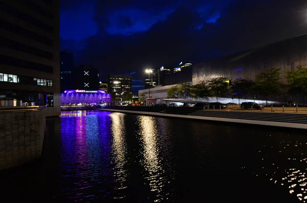 Amsterdão, Holanda, agosto de 2019. Vista noturna do moderno su — Fotografia de Stock