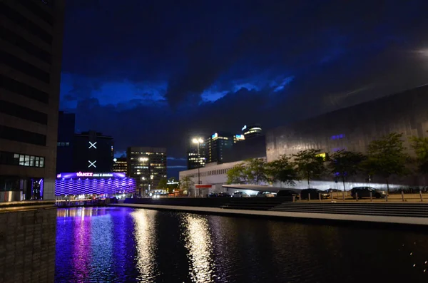 Amsterdão, Holanda, agosto de 2019. Vista noturna do moderno su — Fotografia de Stock