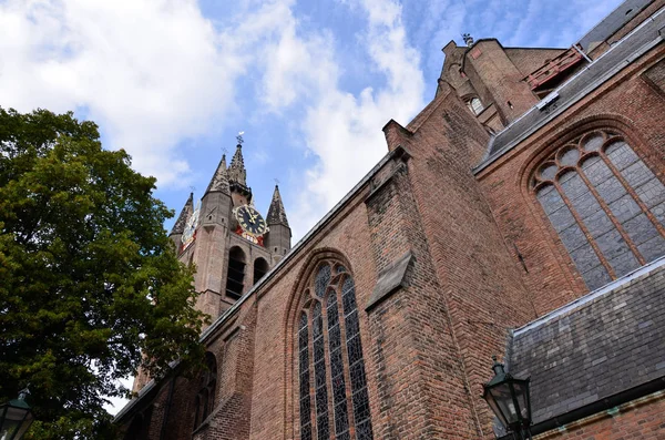 Delft, Holandsko, srpen2019. Zvonice starého kostela, t — Stock fotografie