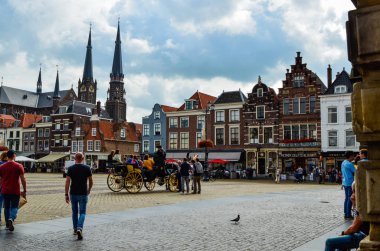 Delft, Hollanda, Ağustos 2019. Markt Meydanı 'na bak. Şey...