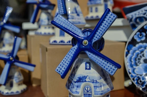 Delft, Países Bajos, agosto 2019. En una tienda del famoso whi — Foto de Stock