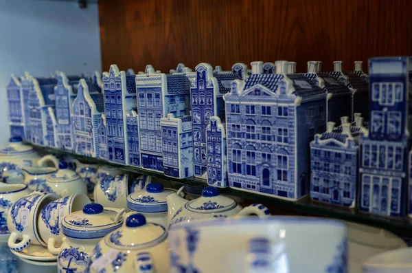 Delft, Países Bajos, agosto 2019. En una tienda del famoso blu — Foto de Stock