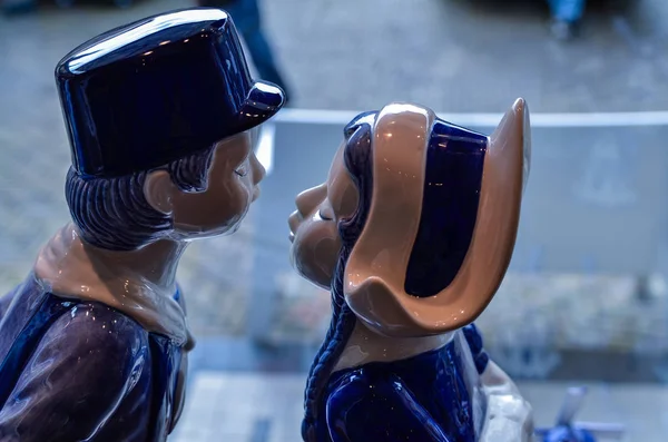 Delft, Países Bajos, agosto 2019. La pareja besándose en un sho — Foto de Stock