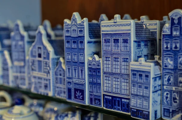 Delft, Países Bajos, agosto 2019. En una tienda del famoso blu — Foto de Stock