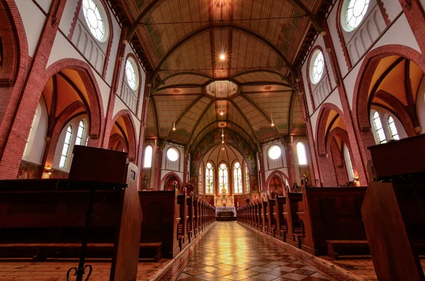 Nederländerna, Goes. Augusti 2019. Interiören i kyrkan Fathe — Stockfoto