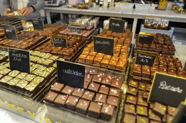 Bruges, Flanders Belçika. Ağustos 2019. Bu şehrin çikolatası ünlü bir yemek spesiyalidir: Pencerelerde her güzel şeyi görebilirsiniz..