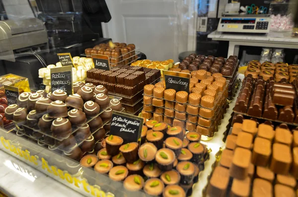 布鲁日 法兰西斯Belgium 2019年8月 这个城市的巧克力是有名的食品特色菜 从窗户里你可以看到所有的好东西 — 图库照片