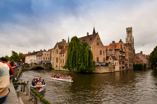 Bruges, Flanders Belçika. Ağustos 2019. Rozenhoedkaai, turistler tarafından en çok sevilen tarihi merkezin bir simgesidir: Söğüt ağacı ve çan kulesi ile evin etrafında kıvrılan kanal..