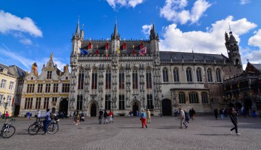 Bruges, Flanders, Belçika. Ağustos 2019. Burg Meydanı en önemlilerinden biridir. Görkemli belediye binası buna göz yumuyor..