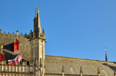 Bruges, Flanders, Belçika. Ağustos 2019. Burg Meydanı en önemlilerinden biridir. Muhteşem belediye binası buna göz yumuyor. Dış görünüşü süsleyen örümceklerin ve bayrakların ayrıntıları.