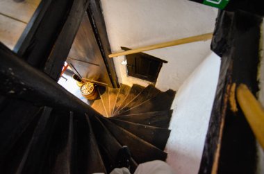 Bruges, Flanders, Belçika. Ağustos 2019. Tarihi de Garre bira fabrikasının içi. Dik bir merdiven üst kata çıkar, koyu ahşap merdivenler..