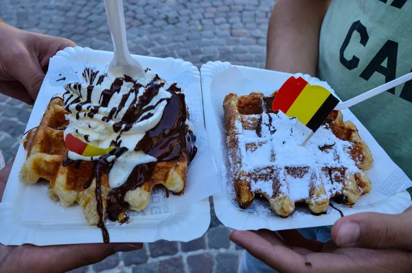 比利时佛兰德地区布鲁日2019年8月两个白人男孩挡住了城里的街道甜点 这是一个用奶油和巧克力装饰的令人开胃的华夫饼 — 图库照片