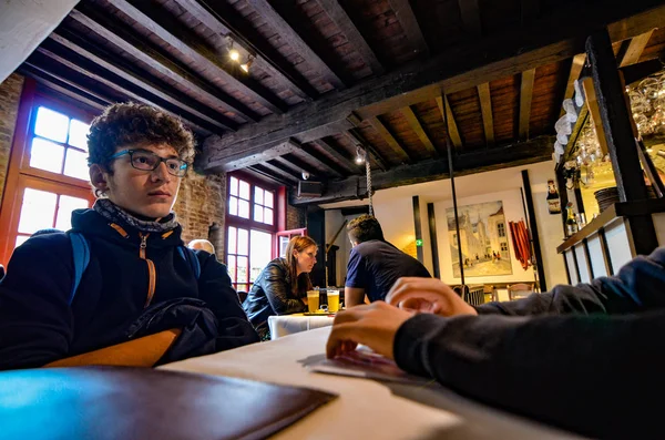 Bruges, Flanders, Belçika. Ağustos 2019. Tarihi de Garre bira fabrikasının içi. Ahşap kirişler, mobilyalar, tuğla duvarlar geçmişe bir sıçrama anons ediyor..