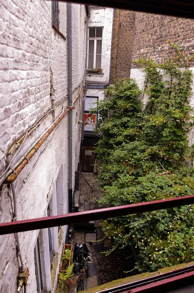 Bruges Flanders Βέλγιο Αύγουστος 2019 Θέα Στο Μικρό Δρομάκι Που — Φωτογραφία Αρχείου