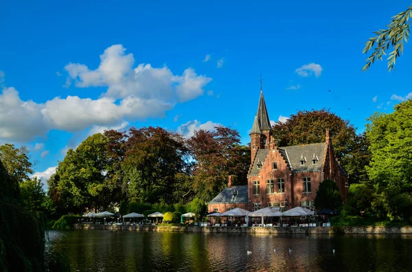 Bruges Belçika Ağustos 2019 Göl Minnewater Parkı Romantik Yerdir Kırmızı — Stok fotoğraf