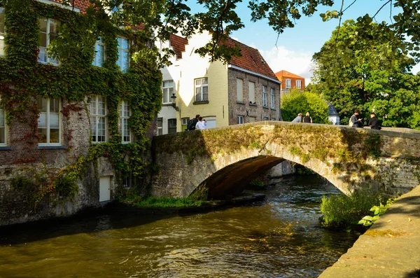 Брюгге Бельгия Август 2019 Года Один Древних Каменных Мостов Характеризуют — стоковое фото