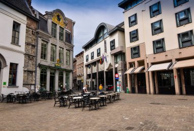 Gent, Belçika, Ağustos 2019. Tarihi merkezin sokaklarına bakan muhteşem binalar. Sokaktaki insanlar.