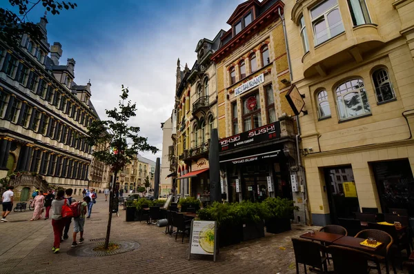 2019年8月 比利时根特 宏伟的建筑物俯瞰着历史中心的街道 街上的人 — 图库照片