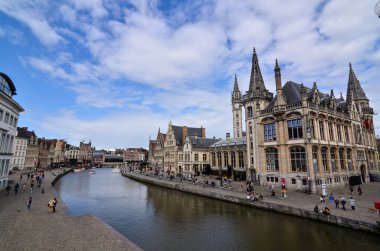 Gent, Belçika, Ağustos 2019. Nefes kesici şehir manzarası: St. Michael Köprüsü 'nden Graslei Kanalı' ndaki caddeye kadar. Şehirdeki en güzel kartpostallardan biri. İnsanlar izlemek için durur..
