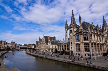 Gent, Belçika, Ağustos 2019. Nefes kesici şehir manzarası: St. Michael Köprüsü 'nden Graslei Kanalı' ndaki caddeye kadar. Şehirdeki en güzel kartpostallardan biri. İnsanlar izlemek için durur..