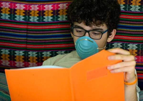 Sängliggande Vit Pojke Bär Blå Skyddsmask Han Studerar Sin Orange — Stockfoto