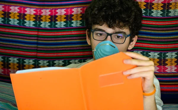 Sängliggande Vit Pojke Bär Blå Skyddsmask Han Studerar Sin Orange — Stockfoto