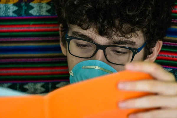 Porträtt Sängliggande Kaukasisk Pojke Med Blå Skyddsmask Han Studerar Sin — Stockfoto