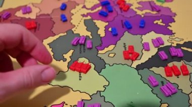 Torino, Piedmont, İtalya. Mart 2020. Pandemik koronavirüs. Karantina strateji oyunları sırasında Risiko oyunu devam ediyor. Haritaya bir tank yerleştirildi.