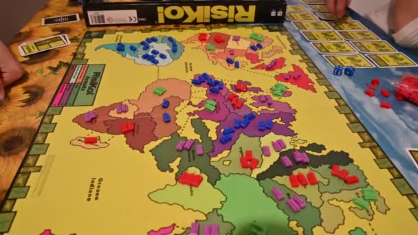 Turin, Piemont, Italien. März 2020. Coronavirus-Pandemie. Während der Quarantäne-Strategie-Brettspiele: Es läuft ein Risikospiel. Die Hände spielen mit den Würfeln. — Stockvideo