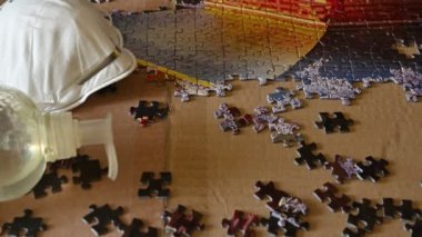 Torino, Piedmont, İtalya. Mart 2020. Koronavirüs salgınının kavramsal görüntüsü. Karantina zamanını bir bulmaca gibi geçirmek. Tamir edilmiş fayanslar. Maskenin yanında, jel dezenfekte ediliyor..