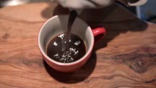 Close Afbeelding Van Een Rode Koffiekop Aan Buitenkant Wit Aan — Stockvideo