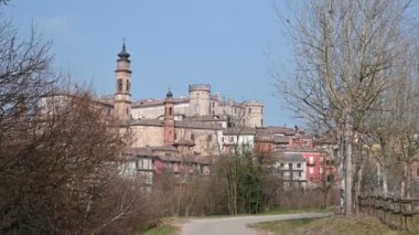 Costigliole d 'Asti, Piedmont, İtalya. Mart 2020. Köyün hemen dışındaki kamera görüntüleri. Caddeden bakınca, kırmızı bitişli zarif şato göze çarpıyor..