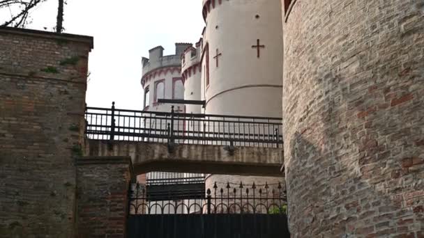 Costigliole d 'Asti, Piemonte, Italië. maart 2020. Mooie zijaanzicht van de twee torens van het kasteel, let op de elegante rode afwerking die elegantie geven aan het lichaam van het landhuis. — Stockvideo