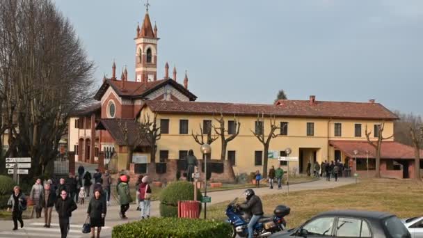 Colle Don Bosco, Piemont, Italien. März 2020. Blick auf das Geburtshaus des Heiligen und unmittelbar dahinter das ihm geweihte Heiligtum. Statische Aufnahme, Besucherströme. — Stockvideo