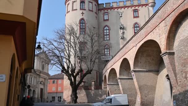 Costigliole d 'Asti, Piemonte, Italië. maart 2020. Kantel beelden van het elegante kasteel met rode versiering. In het bewijs de massieve toren overwonnen door kantelen en rechts de kleine observatietoren. — Stockvideo